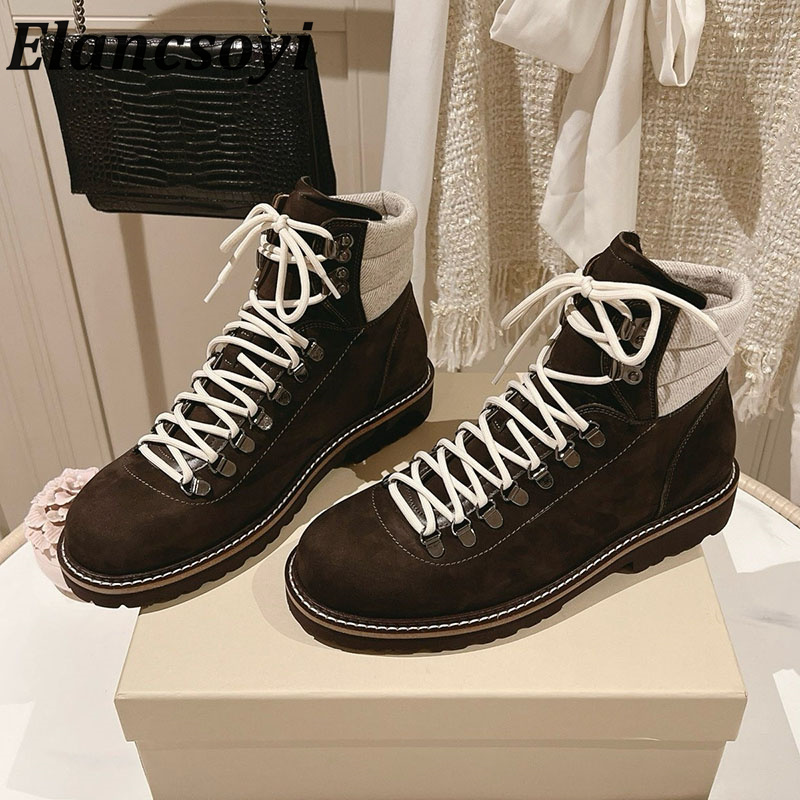 Leatherwork Designs - รองเท้าบูทหนังหัวกลมสำหรับผู้หญิงรุ่นใหม่ฤดูใบไม้ร่วงและฤดูหนาวปี 2026 พร้อมดีไซน์ปะติดพื้นหนา รองเท้าบูทแฟชั่นอเนกประสงค์